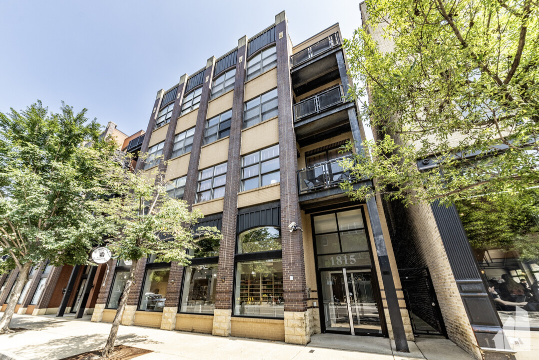 1815 N Milwaukee Ave, Unit 201 in Chicago, IL - Building Photo