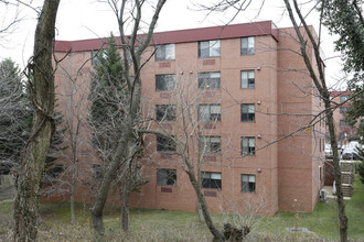 Elmwood House in Arlington, VA - Foto de edificio - Building Photo