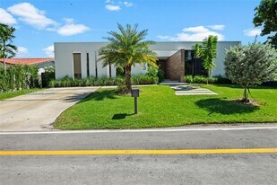 655 Layne Blvd in Hallandale Beach, FL - Building Photo