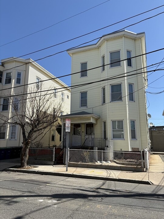 39 Mansfield St, Unit 3 in Somerville, MA - Building Photo