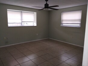 10817 Manchester Rd in Port Richey, FL - Building Photo - Building Photo
