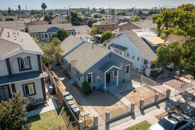 212 E 62nd St in Los Angeles, CA - Building Photo - Building Photo