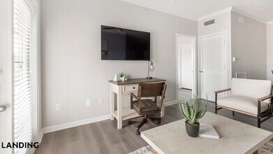 9835 Fredericksburg Rd, Unit 735 in San Antonio, TX - Foto de edificio - Building Photo