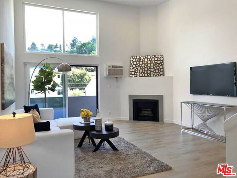 2211 Griffith Park Blvd in Los Angeles, CA - Building Photo