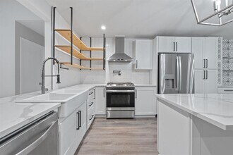 609 Blackberry Dr in Austin, TX - Building Photo - Building Photo