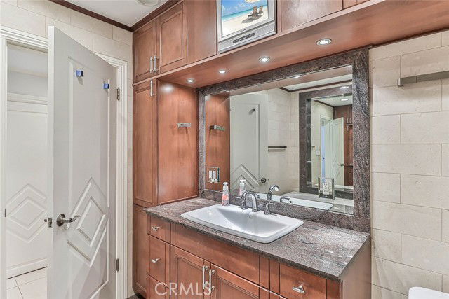 19051 Los Alimos St in Los Angeles, CA - Building Photo - Building Photo