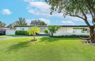 8810 SW 43rd Ter in Miami, FL - Building Photo