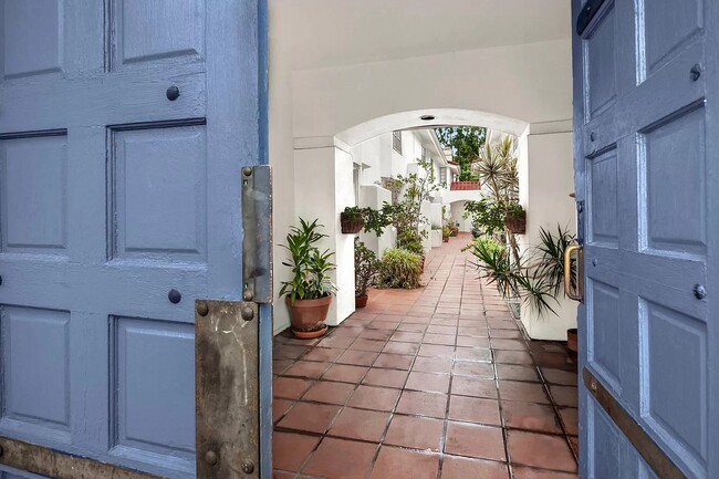 1440 N Fairfax Ave, Unit 103 in West Hollywood, CA - Building Photo - Building Photo