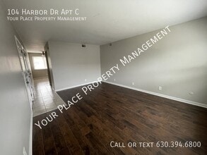 104 Harbor Dr in Oswego, IL - Building Photo - Building Photo