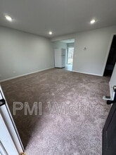 422 W Mahoney Dr in Derby, KS - Building Photo - Building Photo