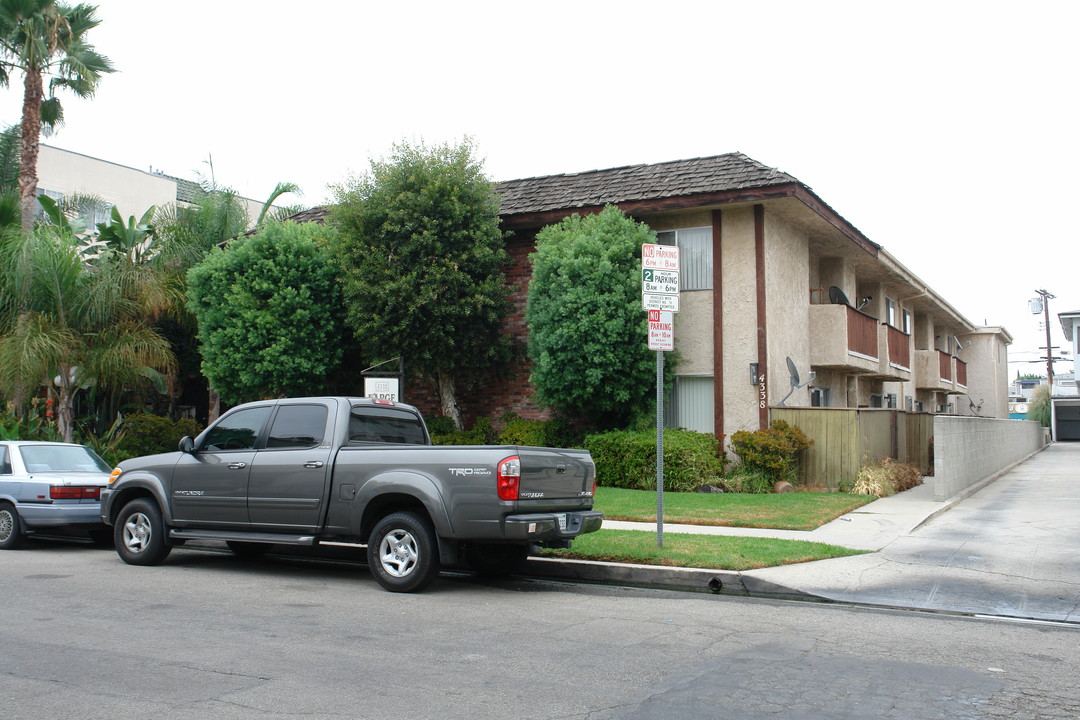 4338 Mammoth Ave in Sherman Oaks, CA - Building Photo