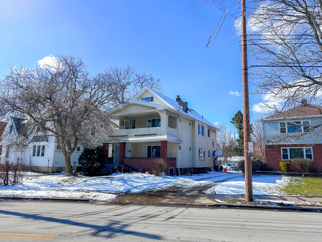 4582 Turney Rd in Cleveland, OH - Foto de edificio - Building Photo