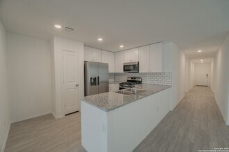 2737 Green Finch in New Braunfels, TX - Foto de edificio - Building Photo