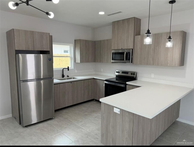 9 N Alexandrite Ave in Edinburg, TX - Building Photo - Building Photo