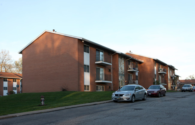 Brittain Circle Apartments in Akron, OH - Foto de edificio - Building Photo