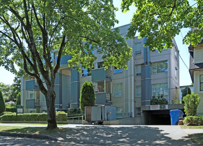 Pine Court in Vancouver, BC - Building Photo - Building Photo