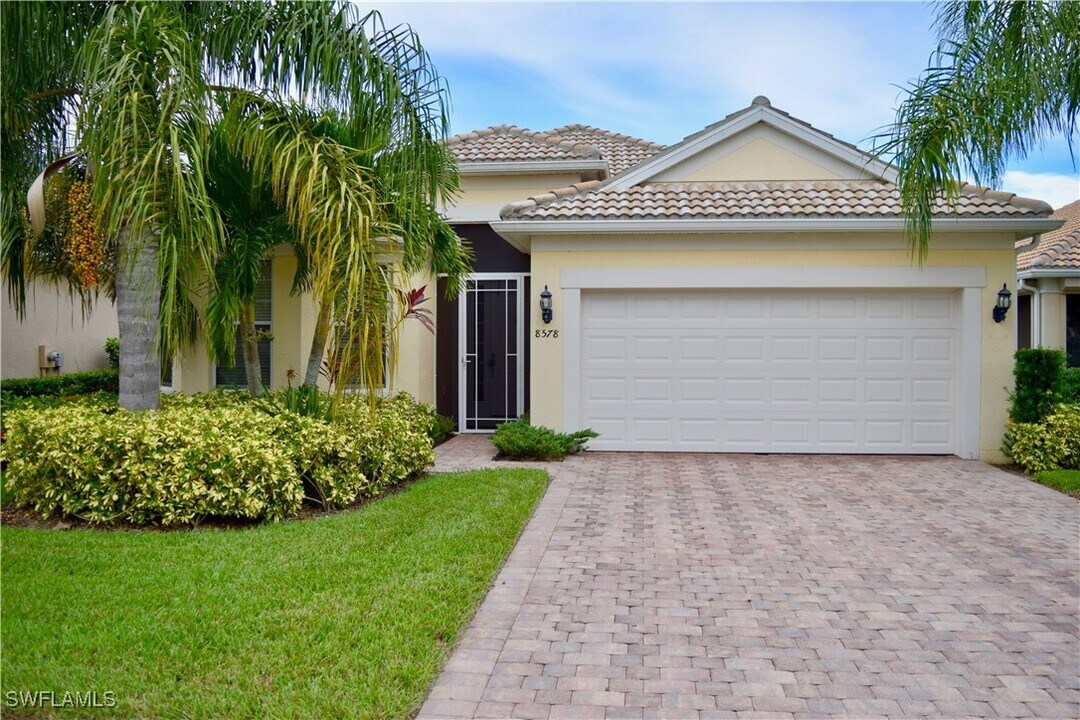 8578 Veronawalk Cir in Naples, FL - Building Photo