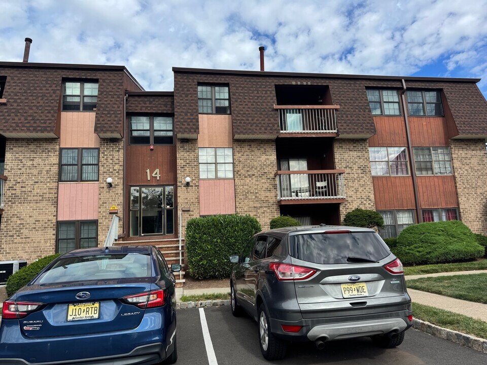 166 Overlook Ct in Woodbridge, NJ - Foto de edificio
