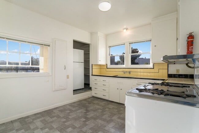 2432 Webb Ave in Alameda, CA - Building Photo - Building Photo