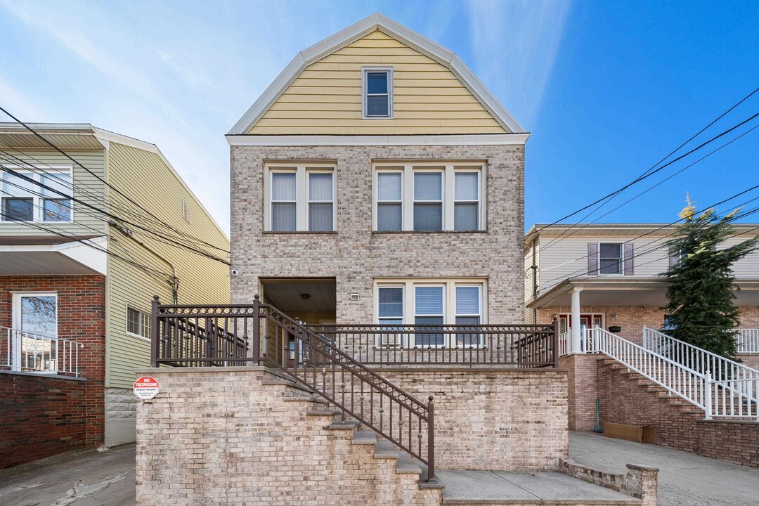 172 W 25th St in Bayonne, NJ - Building Photo