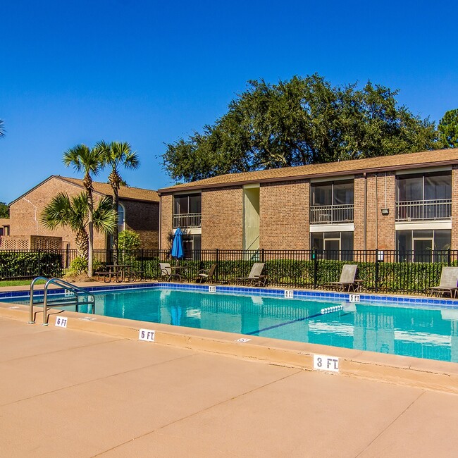 Laurel Pointe in Jacksonville, FL - Foto de edificio - Building Photo