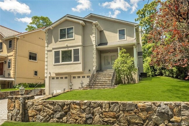 696 Ridgeway in White Plains, NY - Building Photo - Building Photo