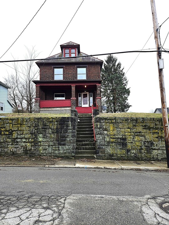 432 Fisher Hill St in Sharon, PA - Building Photo