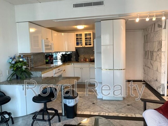 225 Queen St in Honolulu, HI - Building Photo - Building Photo