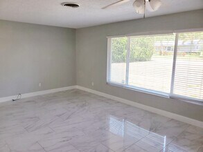 1257 NE Sago Dr in Jensen Beach, FL - Foto de edificio - Building Photo