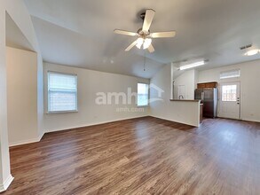 3013 Lake Side Dr in Sanger, TX - Foto de edificio - Building Photo