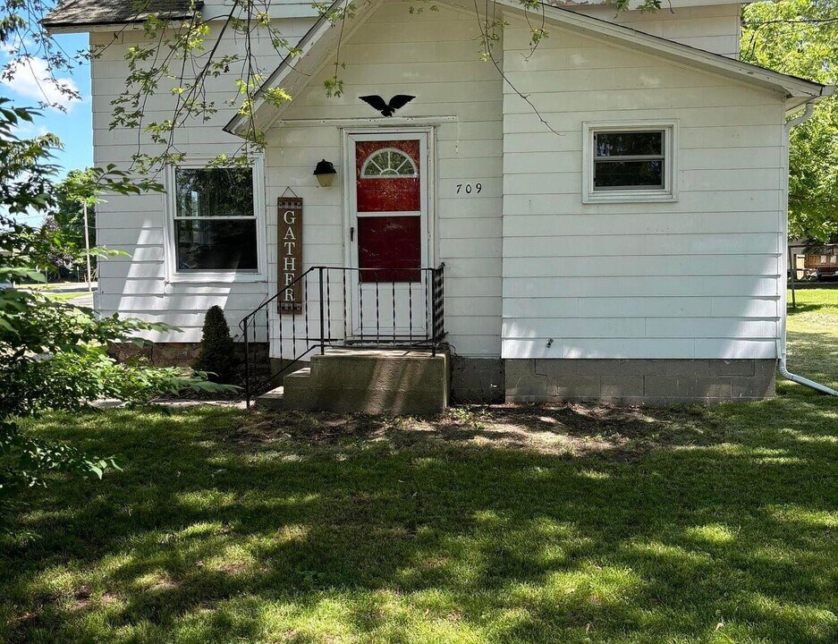 709 Division St in Big Rapids, MI - Building Photo