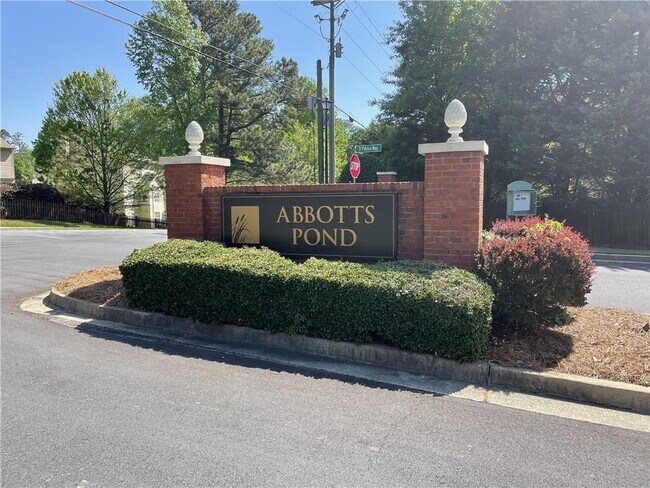 11355 Vedrines Dr in Alpharetta, GA - Foto de edificio - Building Photo