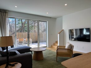 907 E Washington St, Unit B in Urbana, IL - Foto de edificio - Building Photo