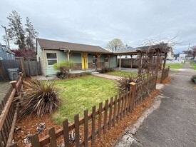 1070 SW 16th Ave in Albany, OR - Building Photo