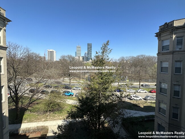 51 Park Dr, Unit D in Boston, MA - Building Photo - Building Photo