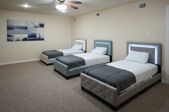 5625 Dolores St in Houston, TX - Foto de edificio - Building Photo