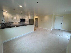 585 Laine St in Monterey, CA - Building Photo - Building Photo