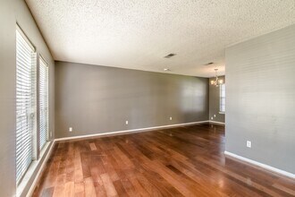 6015 Henniker Dr in Houston, TX - Building Photo - Building Photo