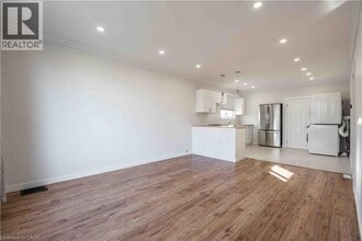 204 Glow Ave in Hamilton, ON - Building Photo - Building Photo