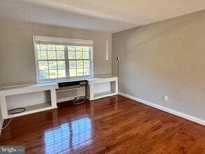 1706 W Abingdon Dr in Alexandria, VA - Building Photo - Building Photo