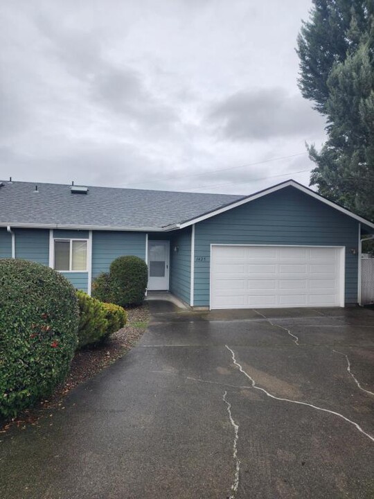 1425 Cameo Ct in Grants Pass, OR - Building Photo