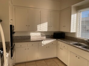 1122 S Clark Dr in Los Angeles, CA - Foto de edificio - Building Photo