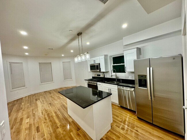 74 Corona St, Unit 2 in Boston, MA - Foto de edificio - Building Photo