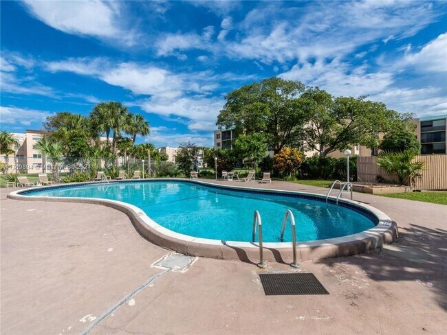 2841 Somerset Dr in Lauderdale Lakes, FL - Foto de edificio - Building Photo