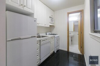 213 E 84th St in New York, NY - Building Photo - Building Photo
