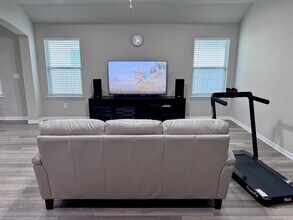 240 Munk Ln in Leander, TX - Building Photo - Building Photo