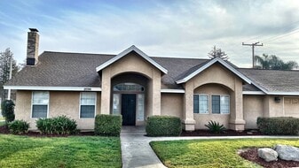 2096 Alcott St in Tulare, CA - Building Photo