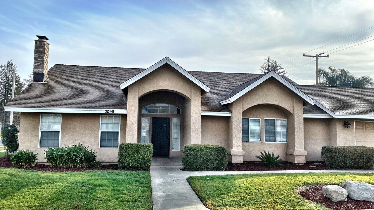 2096 Alcott St in Tulare, CA - Building Photo