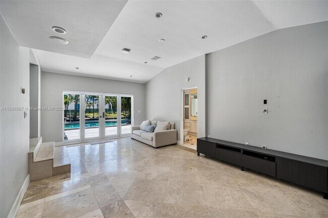 650 Lake Rd in Miami, FL - Building Photo - Building Photo