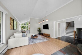 11 Stevenson Ln in Upper Saddle River, NJ - Building Photo - Building Photo